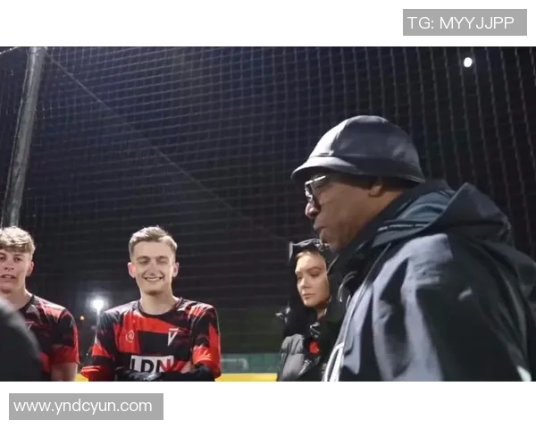 足球明星街头拍摄地摊视频展现真实生活与亲民魅力引发粉丝热议