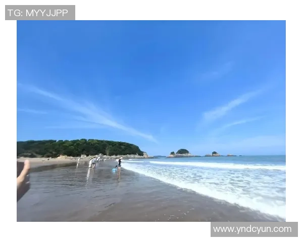 阳光沙滩与海浪交织的足球盛宴尽享海边运动的乐趣与激情